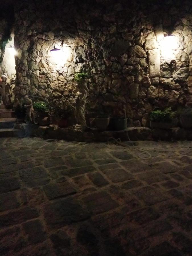 La Piazza Piccola Alle Spalle Del Castello *